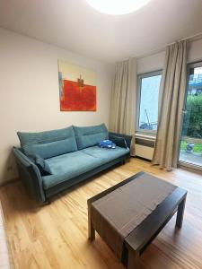 sala de estar con sofá azul y mesa en Messe Flughafen nah mit Waschmaschine, en Düsseldorf