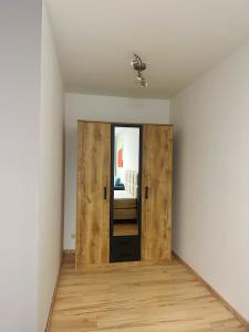 een houten deur in een kamer met een bed bij Messe Flughafen nah mit Waschmaschine in Düsseldorf