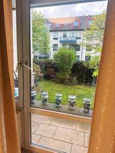 an open window with a row of pots on a window sill at Messe Flughafen nah mit Waschmaschine in Düsseldorf