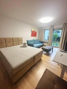 um quarto com uma cama grande e um sofá em Messe Flughafen nah mit Waschmaschine em Dusseldorf