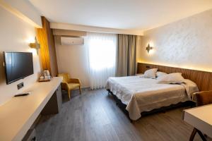 Postel nebo postele na pokoji v ubytování Aktas Hotel