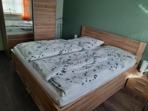 ein Bett mit einer weißen Bettdecke und Kissen in der Unterkunft Ferienwohnung Mause in Medebach