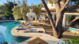 塞特港奇异酒店的一座房子旁的游泳池,配有两把躺椅