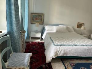 Vestignè的住宿－Casa Relax in Canavese，一间卧室配有一张床和一把椅子