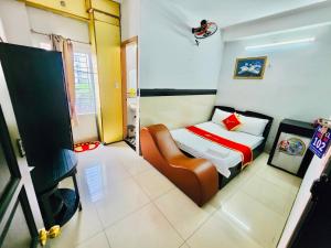 una piccola camera con letto e sedia di Istars Hotel ad Ho Chi Minh