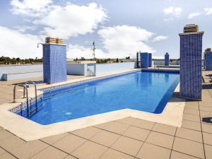 une piscine sur le toit d'un bâtiment dans l'établissement Comfortable apartment at only 100 metres from the sea, à Deltebre