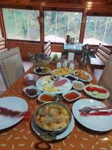 uma mesa cheia de comida numa mesa em Gogalay Bungalov Hotel -Restoran em Artvin