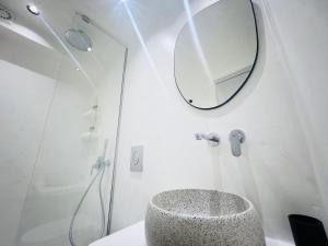 uma casa de banho com um lavatório redondo e um espelho em Villa Fotini em Firostefani