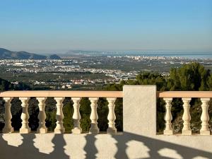 balcón con vistas a la ciudad en Casa Tossal Gros, near Oliva, Spain, en La Font D´En Carròs