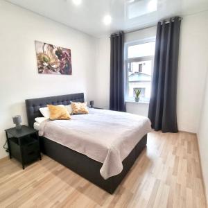 - une chambre avec un grand lit et une fenêtre dans l'établissement Ferienwohnung in Achim Zentrum, à Achim