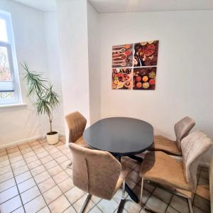 - une salle à manger avec une table et des chaises dans l'établissement Ferienwohnung in Achim Zentrum, à Achim