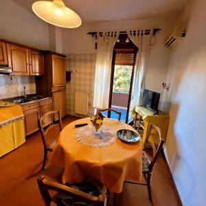 une cuisine avec une table et un chiffon de table jaune dans l'établissement Casa Anselmo Guest House, à Pagani