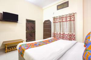 เตียงในห้องที่ FabExpress Maa Vaishno Palace