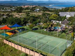 uma vista aérea de um campo de ténis em Formosa Bay em Plettenberg Bay