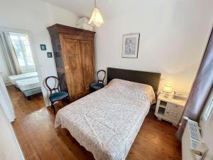 En eller flere senge i et værelse på Maison Jullouville, 4 pièces, 6 personnes - FR-1-361-113