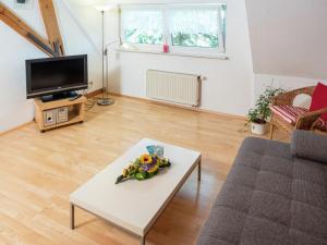 un soggiorno con divano e tavolino da caffè di Cozy Apartment in Schwenningen with Garden a Villingen-Schwenningen