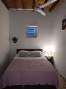 una camera con letto e TV a parete di Calliope's house a Lisso (Lipsoi)
