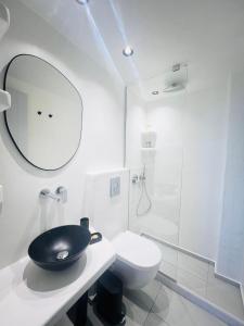 y baño con lavabo, aseo y espejo. en Villa Fotini, en Firostefani