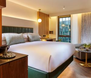 The Chancery Hotel客房内的一张或多张床位