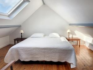 - une chambre avec un lit blanc et 2 tables de chevet dans l'établissement Maison Jullouville, 5 pièces, 6 personnes - FR-1-361-117, à Jullouville