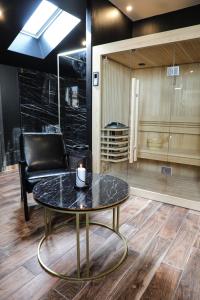 Zimmer mit Couchtisch und Stuhl in der Unterkunft Le Premium - Suite Spa Privatif in Pontavert