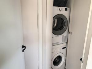 twee wasmachines zijn gestapeld in een kast bij Chalet Jullouville, 4 pièces, 6 personnes - FR-1-361-449 in Jullouville-les-Pins