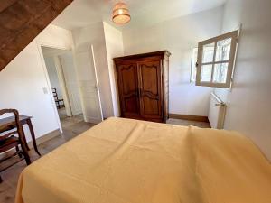 Posteľ alebo postele v izbe v ubytovaní Maison avec Terrasse à 100m de la Plage, Jardin Clos, 3 Chambres, Proche Mont Saint-Michel - FR-1-361-457