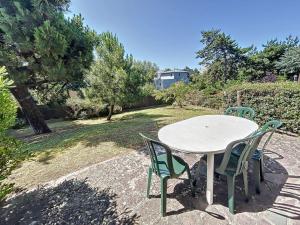 Vonkajšia záhrada v ubytovaní Maison avec Terrasse à 100m de la Plage, Jardin Clos, 3 Chambres, Proche Mont Saint-Michel - FR-1-361-457