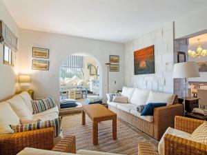 salon z 2 kanapami i stołem w obiekcie Superb beachfront villa with guest house 50m opposite w mieście Mijas Costa