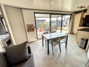 Zdjęcie z galerii obiektu Chalet VIP à Jullouville - 2 Chambres, Piscine Chauffée, Clim, WiFi, Proche Plage - FR-1-361-461 w mieście Jullouville-les-Pins