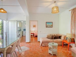 ein Wohnzimmer mit einem Sofa und einem Tisch in der Unterkunft Superb beachfront villa with guest house 50m opposite in Mijas Costa