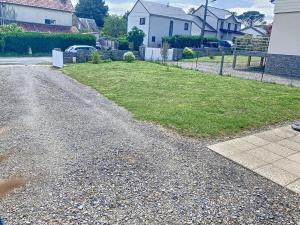 Zdjęcie z galerii obiektu Maison neuve 6 pers à 350m mer, proche balades, avec wifi et jardin - FR-1-361-473 w mieście Carolles