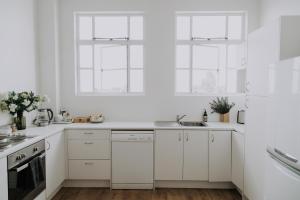 Kuchyň nebo kuchyňský kout v ubytování Postmasters Apartment Motueka + 16 fotografií