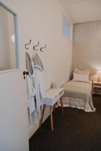 Ένα ή περισσότερα κρεβάτια σε δωμάτιο στο Postmasters Apartment Motueka