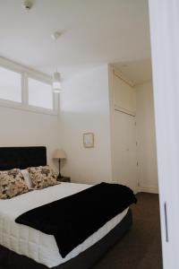 Ένα ή περισσότερα κρεβάτια σε δωμάτιο στο Postmasters Apartment Motueka