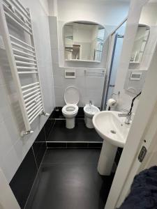uma pequena casa de banho com WC e lavatório em Ambra em Génova