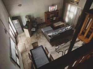 una vista dall'alto di un soggiorno con un divano di HUIS ASEM a Marloth Park