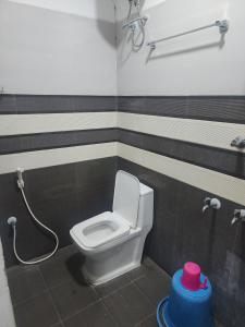 uma casa de banho com um WC e um chuveiro em Paradise Golden Residency em Kottakupam