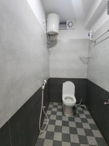 La salle de bains est pourvue de toilettes. dans l'établissement Paradise Golden Residency, à Kottakupam