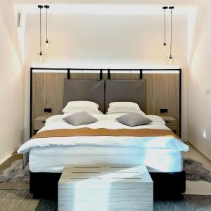 ein Schlafzimmer mit einem großen Bett mit zwei Kissen in der Unterkunft VENEZIANA Boutique Hotel Superior in Koper