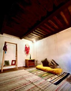 マナリにあるArthome by Doghari Staysのベッドと鏡が備わる部屋