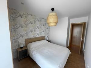 En eller flere senge i et værelse på Fisterra. Primera línea playa Langosteira + 9 billeder