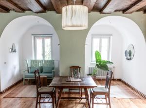 salon ze stołem, krzesłami i kanapą w obiekcie Sonnhof w mieście Bad Ischl