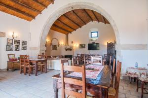 uma sala de jantar com uma mesa e algumas cadeiras em Agriturismo Case Don Ignazio em Casale Modica