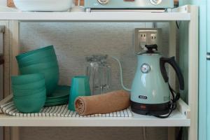 a kitchen shelf with a blender and plates and cups at VIVA SUMOTO - Vacation STAY 81374v in Amakusa