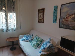 un soggiorno con divano bianco e cuscini blu di MicaMatti near Maranello a Castelnuovo Rangone