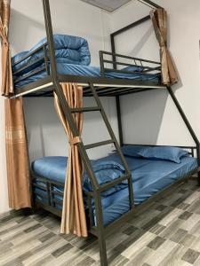 Łóżko piętrowe w pokoju z niebieskimi łóżkami piętrowymi w obiekcie Changi homestay and motobike for rent w mieście Hà Giang