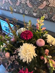 um ramo de flores coloridas em um vaso em Good Seasons City Centre Hotel Den Bosch em Den Bosch