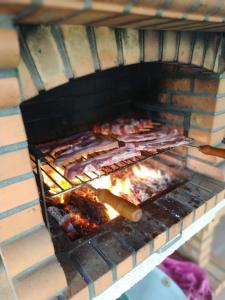 Un horno de ladrillos con un montón de comida cocinándose en Aldeia da Graça, en Guimarães