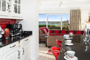Kuchyň nebo kuchyňský kout v ubytování Cottage 206 - Ballyconneely